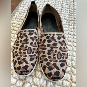 Me too Women’s size 8 animal print slip on shoes